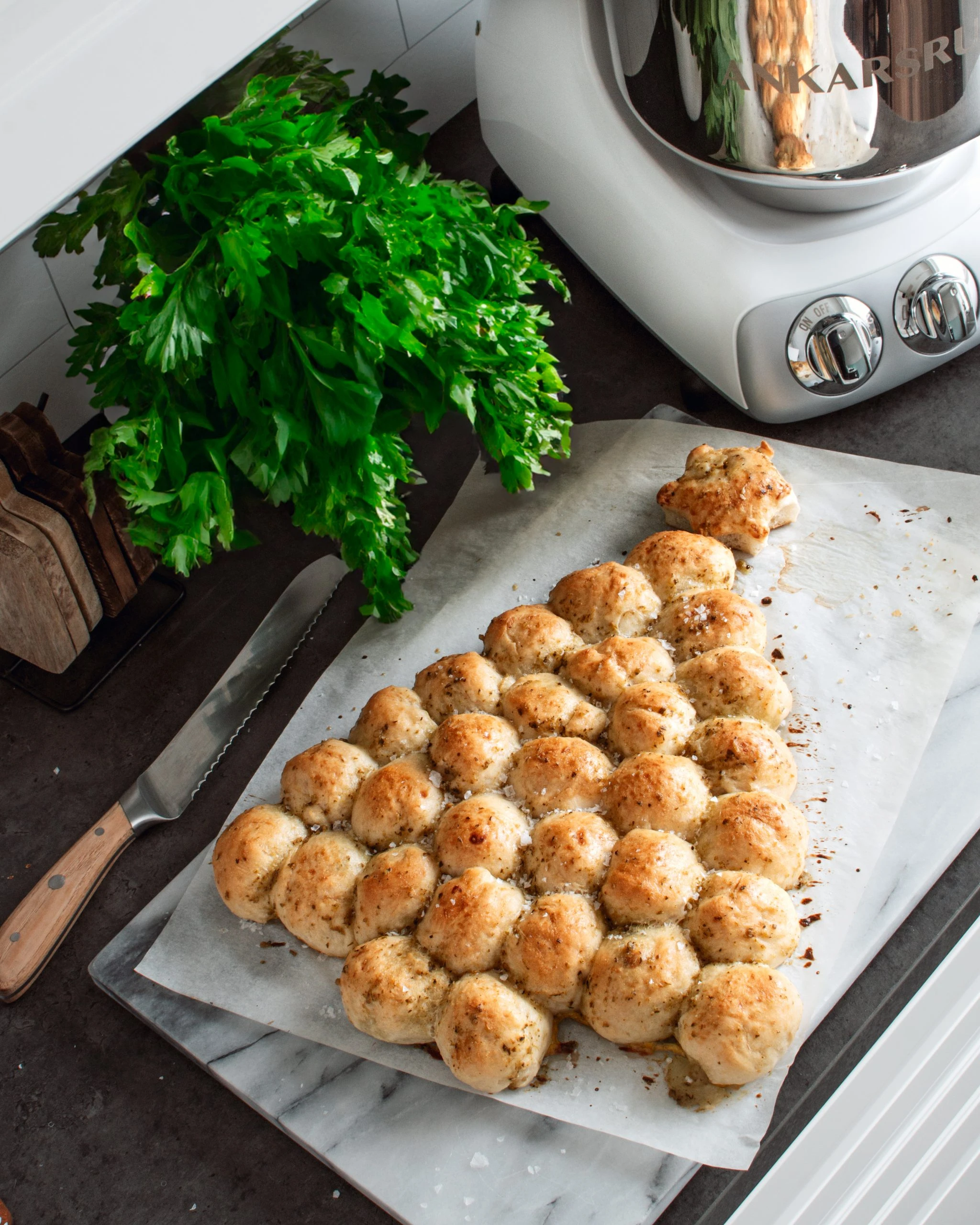 Enticing image of pull-apart bread in Ankarsrum recipe, where golden and fluffy pieces of bread invite sharing and enjoyment.