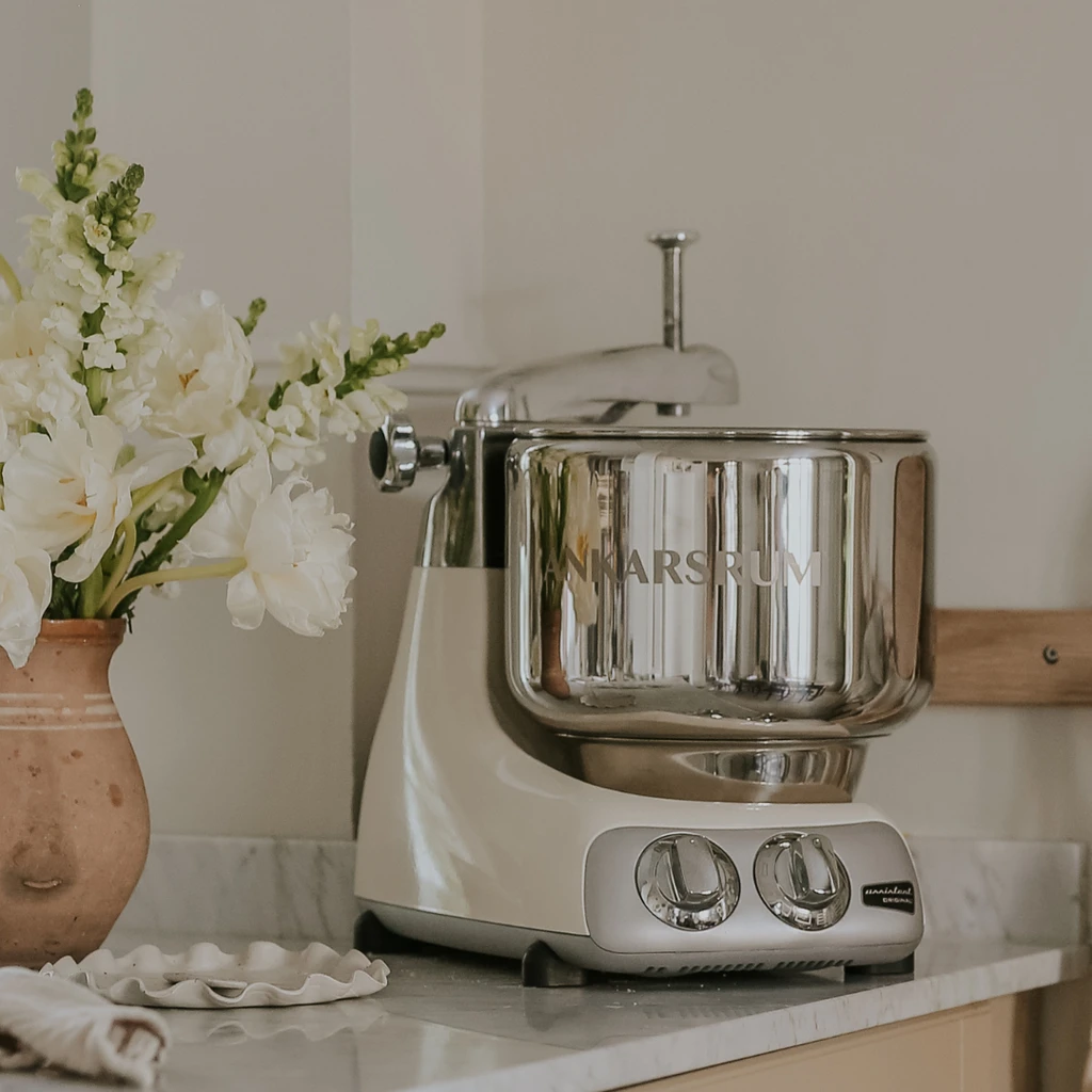 Ankarsrum köksmaskin med rostfri skål placerad på köksbänk i lugn köksmiljö